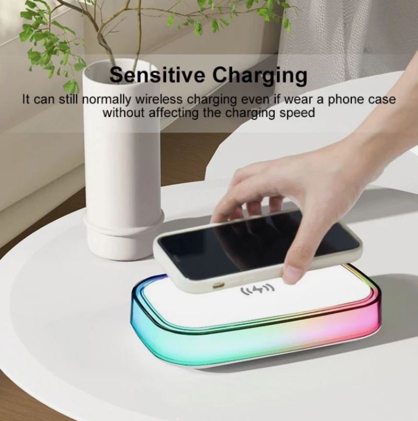 Caricatore wireless da tavolo con fascia LED multicolore e telefono in ricarica