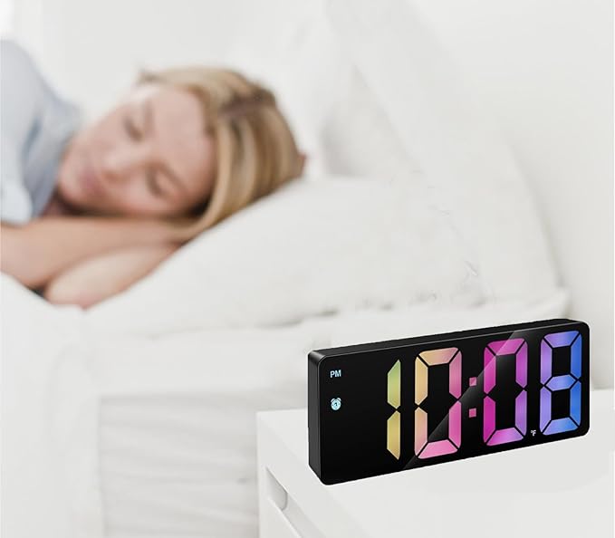 Sveglia digitale da comodino nera con display LED multicolore in prospettiva laterale