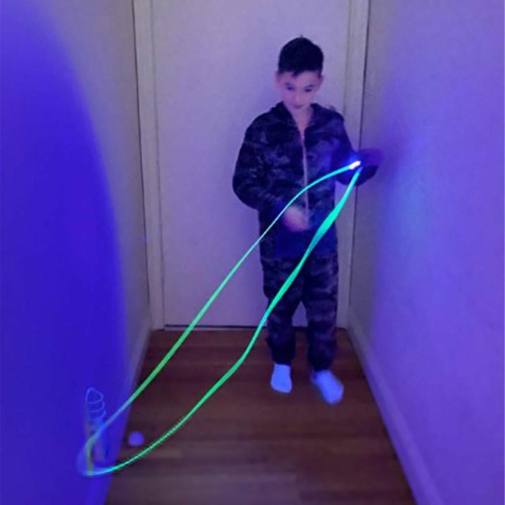 Lanciacorde blu con corda loop verde luminosa in uso