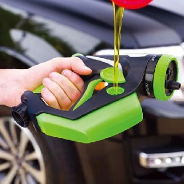 Serbatoio verde della pistola idropulitrice mentre si versa liquido giallo