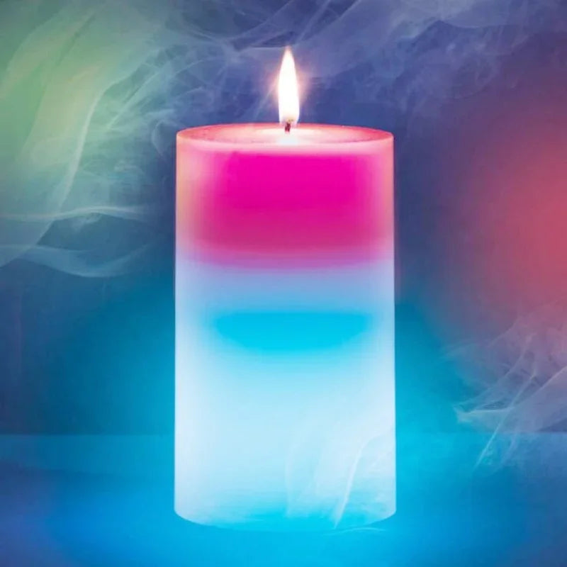 Candela cilindrica con bagliore rosa e azzurro, fiamma accesa