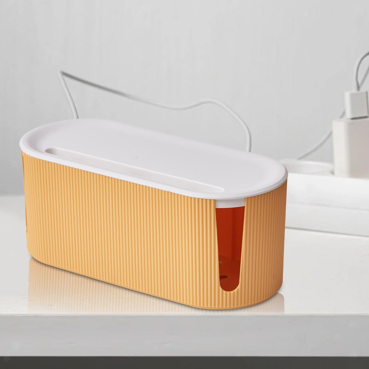 Organizer per cavi beige a coste con coperchio bianco sagomato e passacavi frontale