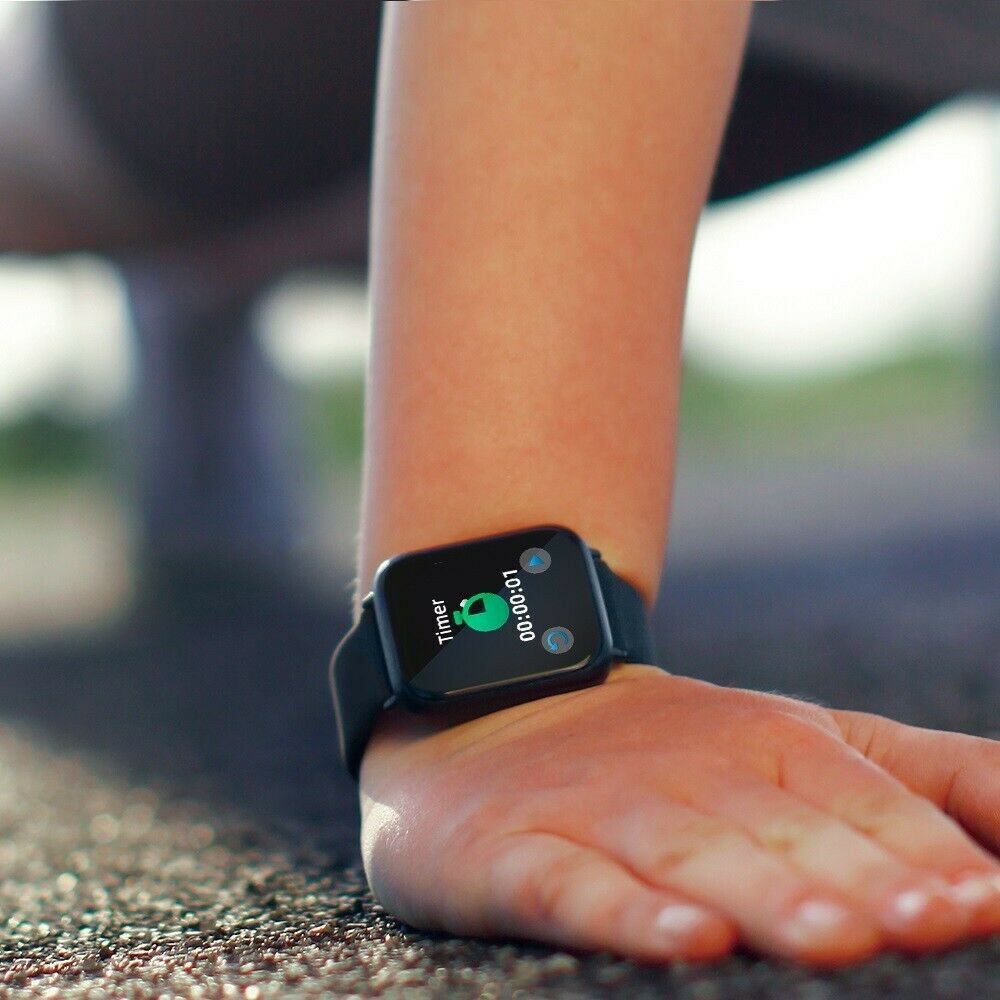 Smartwatch indossabile con cinturino nero, display scuro con timer e grafica verde