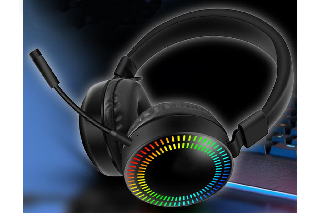 Cuffie gaming nere con LED RGB a fascia sulla conchiglia e cavo