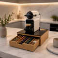Cassetto portacapsule in bambù con piano in vetro, macchina caffè bianca, piano vetro nero