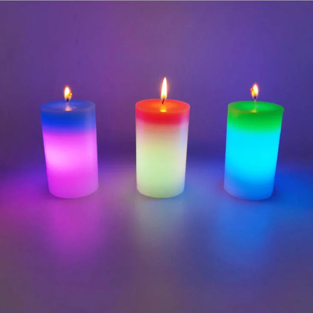 Set di 3 candele cilindriche con bagliore arcobaleno, fiamme accese