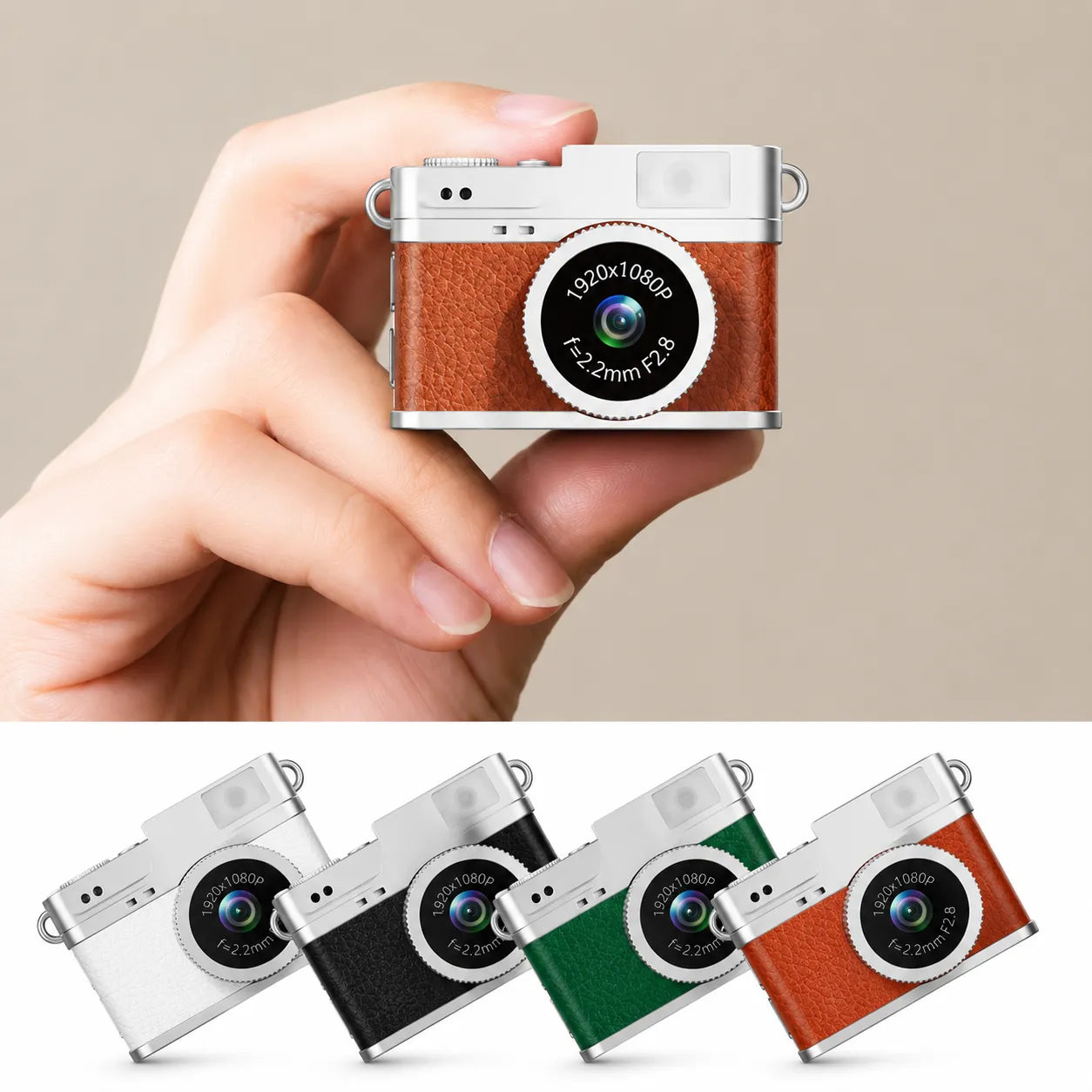 Mini fotocamera portachiavi retrò in mano, corpo argento con inserti marroni e schermo.