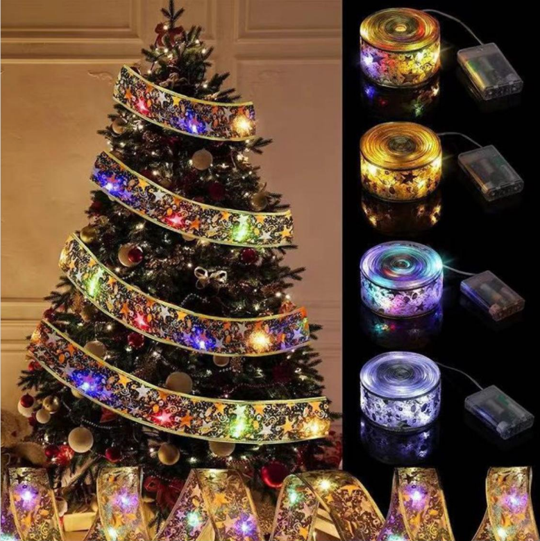 Nastro natalizio argentato con luci LED multicolore, avvolto sull’albero di Natale