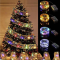 Nastro natalizio argentato con luci LED multicolore, avvolto sull’albero di Natale