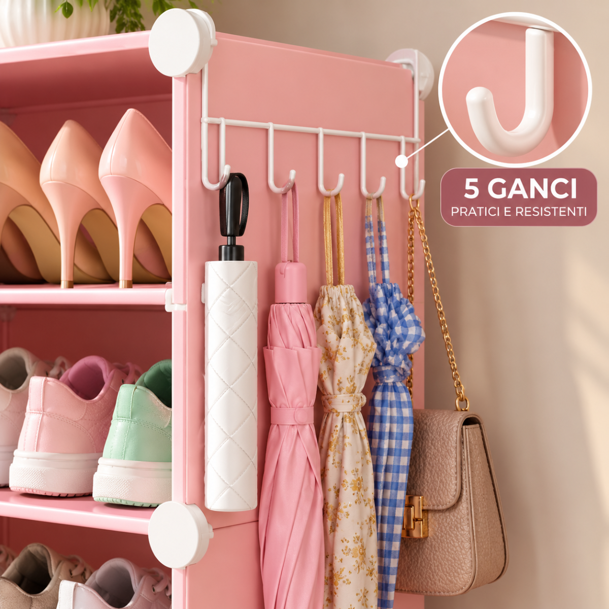 Scarpiera rosa: ganci laterali con accessori appesi e ante semitrasparenti.