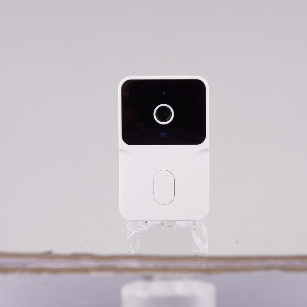 Campanello videocitofono Wi‑Fi bianco con camera nera e pulsante sagomato