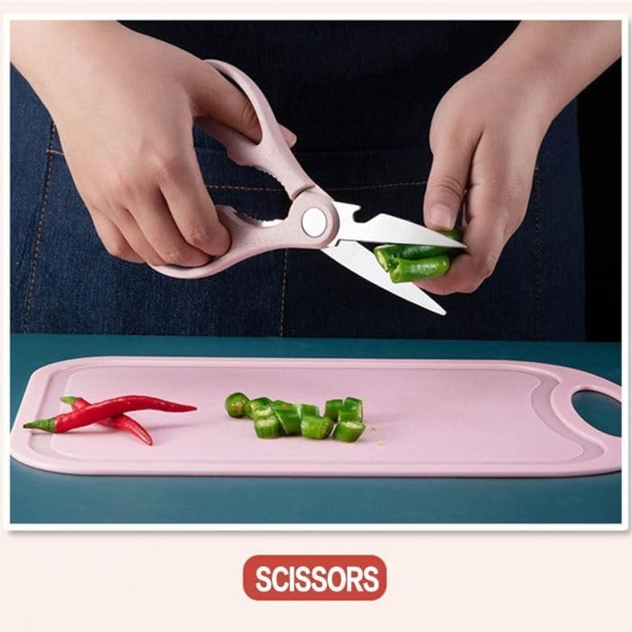 Coltello colorato con manico rosa, mentre taglia un peperone verde su tagliere