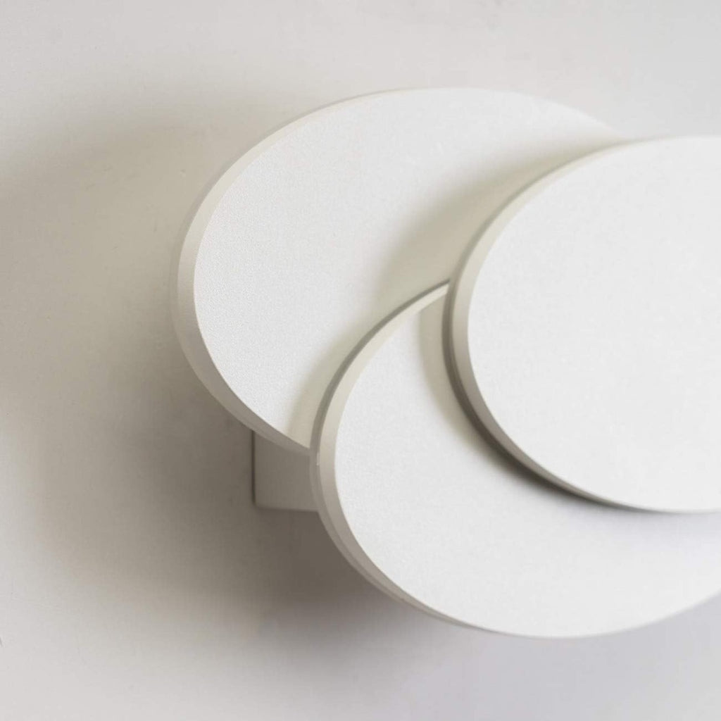 Applique LED rotondo da parete, dettaglio di due dischi bianchi con LED