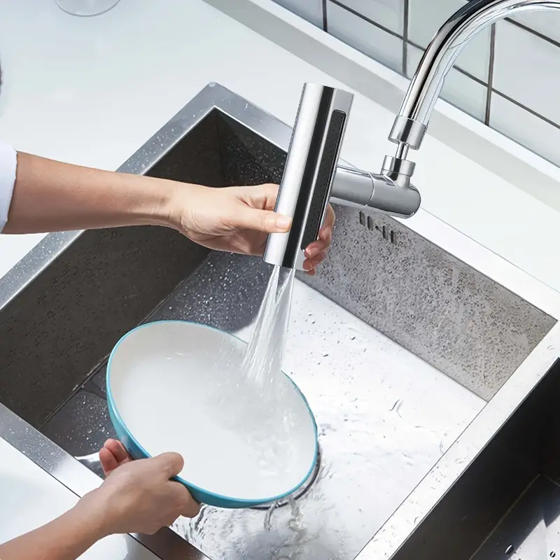 Rubinetto con prolunga cromata e getto d’acqua, doccetta con filtro a griglia