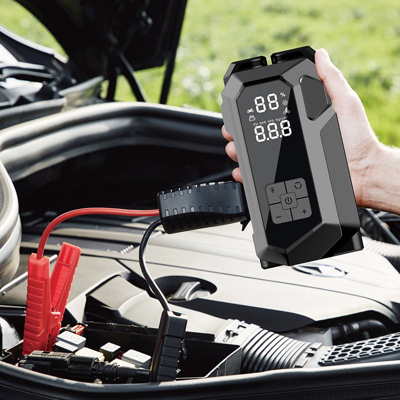 Avviatore emergenza auto 4-in-1 grigio con display LCD acceso tenuto in mano