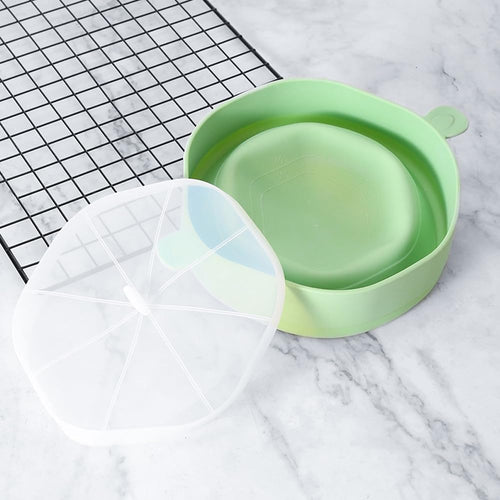 Ciotola pieghevole in silicone verde chiaro con coperchio trasparente aperto e manici
