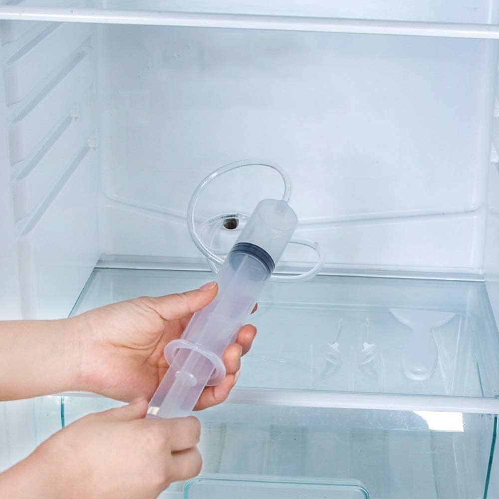 Strumento per pulizia scarico frigo con siringa trasparente e accessori bianchi
