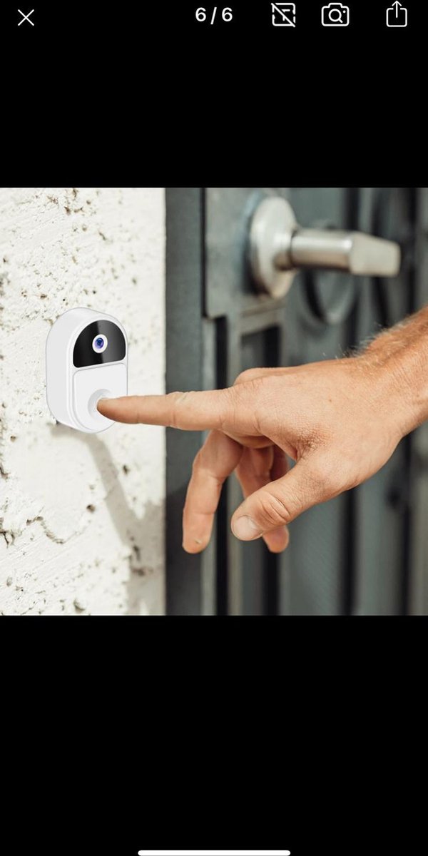 Campanello video wireless bianco con mano che preme il pulsante
