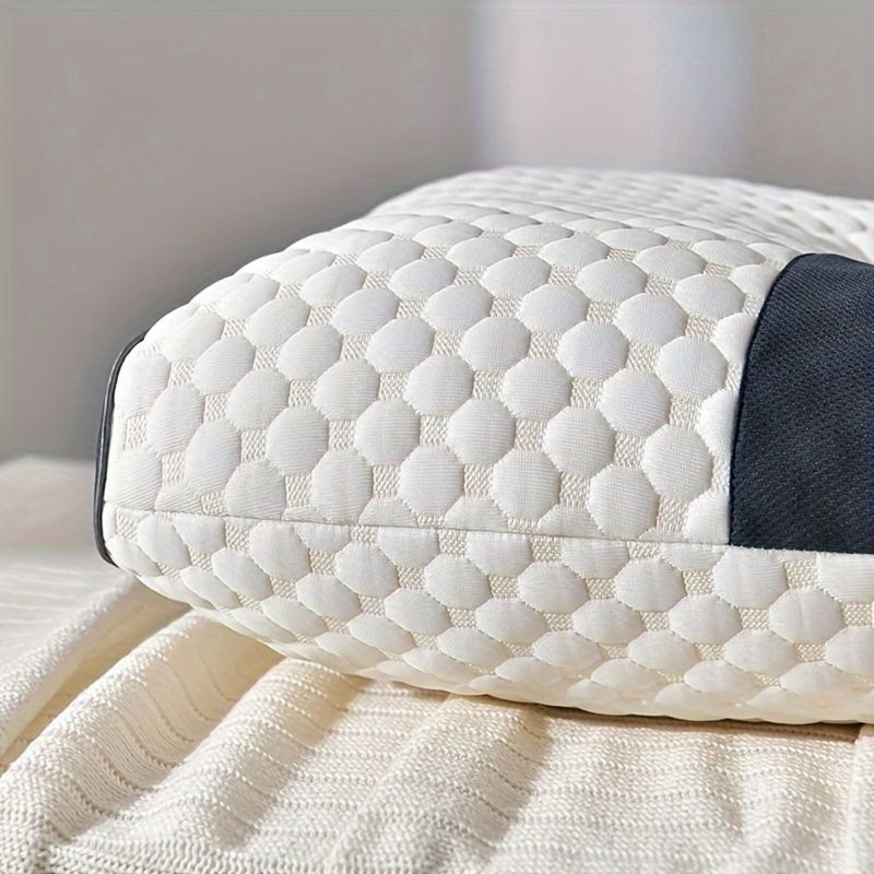 Cuscino ergonomico bianco con rivestimento trapuntato a rombi e inserti scuri