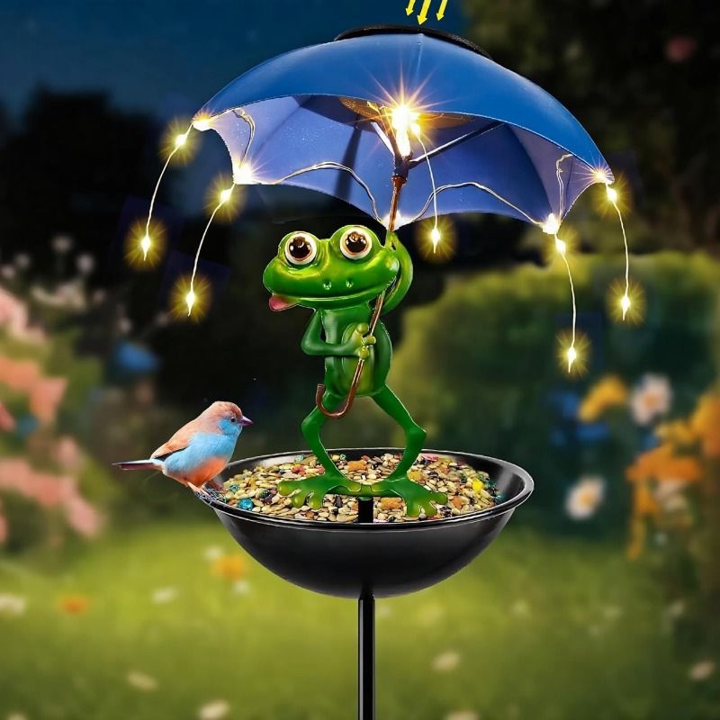 Statua rana verde su mangiatoia solare con ombrello blu e luci LED, ciotola nera