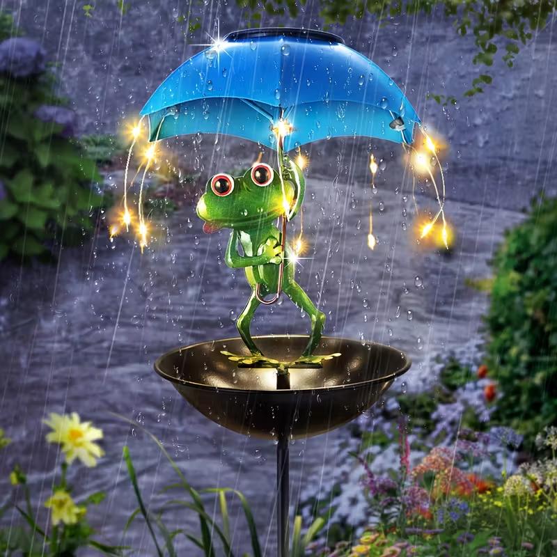 Rana verde con ombrello blu LED sopra ciotola nera per mangiatoia solare