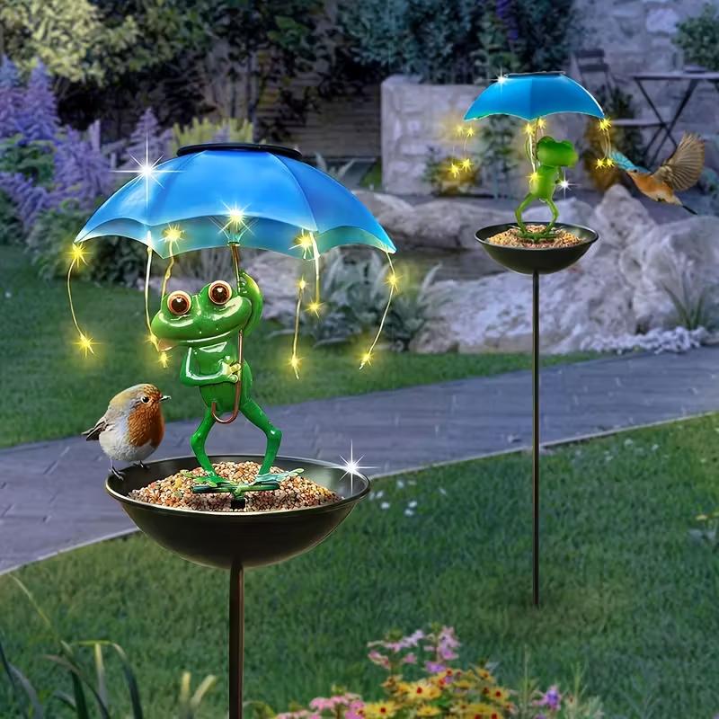 Rana verde con ombrello blu LED e ciotola nera per mangiatoia solare, supporto metallico