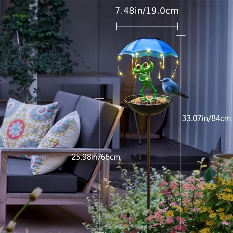 Rana verde con ombrello blu LED su palo e ciotola nera per mangiatoia solare