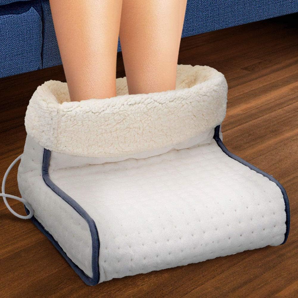 Scaldapiedi elettrico bianco in pile con bordo blu e telecomando, appoggiato su pavimento