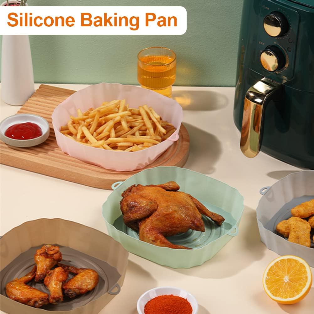 Vassoi in silicone colorati, con patatine e pollo in friggitrice ad aria
