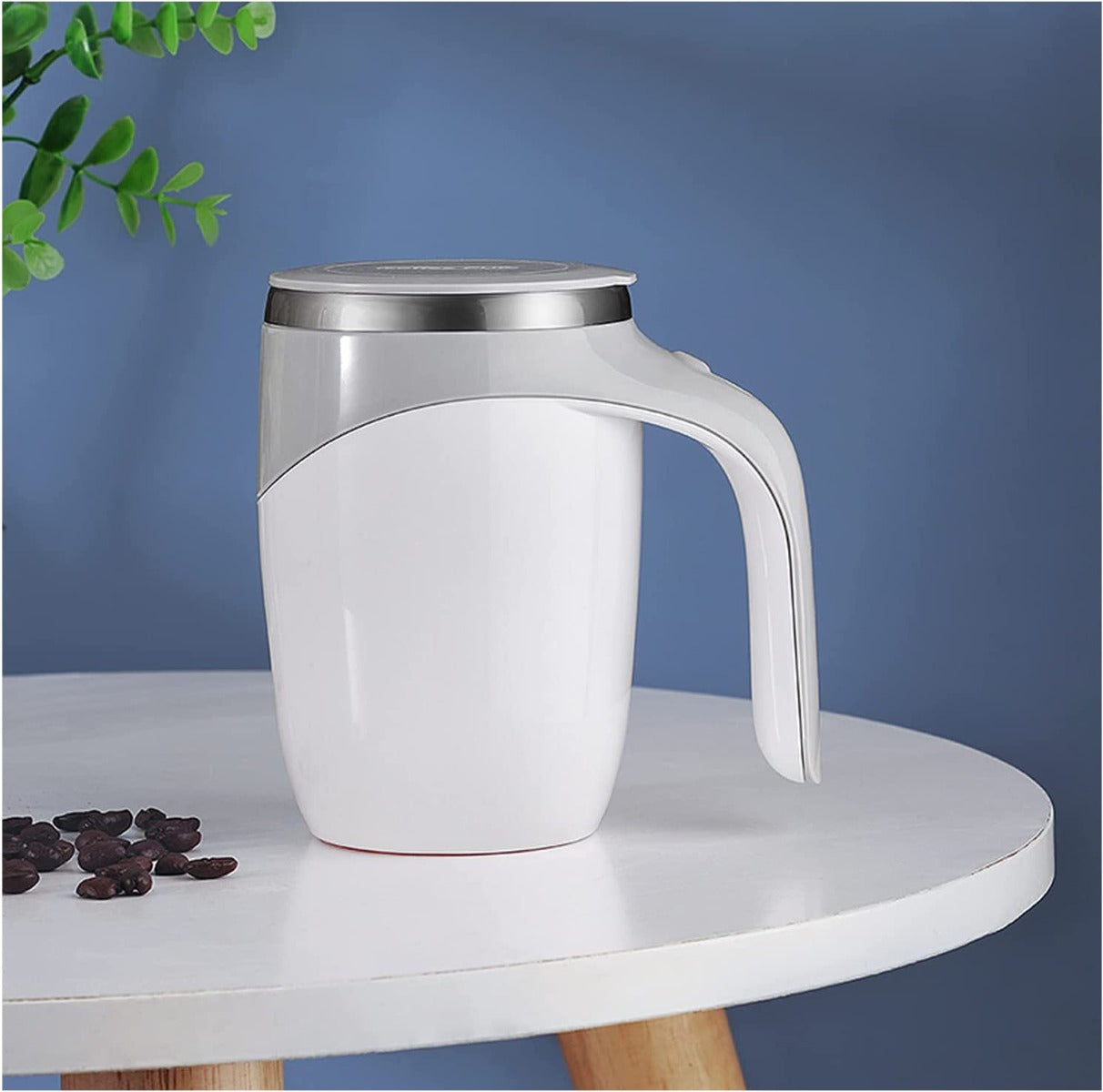 Tazza automescolante bianca con manico e coperchio