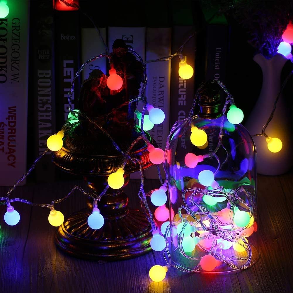 Ghirlanda di luci LED RGB multicolore avvolta su decorazioni festive