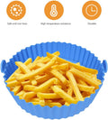 Vassoio in silicone blu per friggitrice ad aria, con patatine fritte gialle