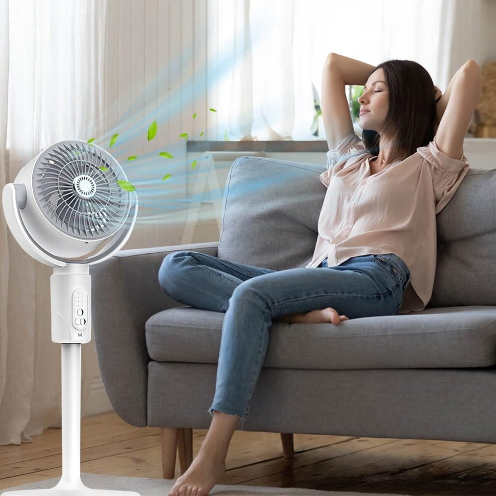 Ventilatore ricaricabile bianco su base, in uso vicino al divano