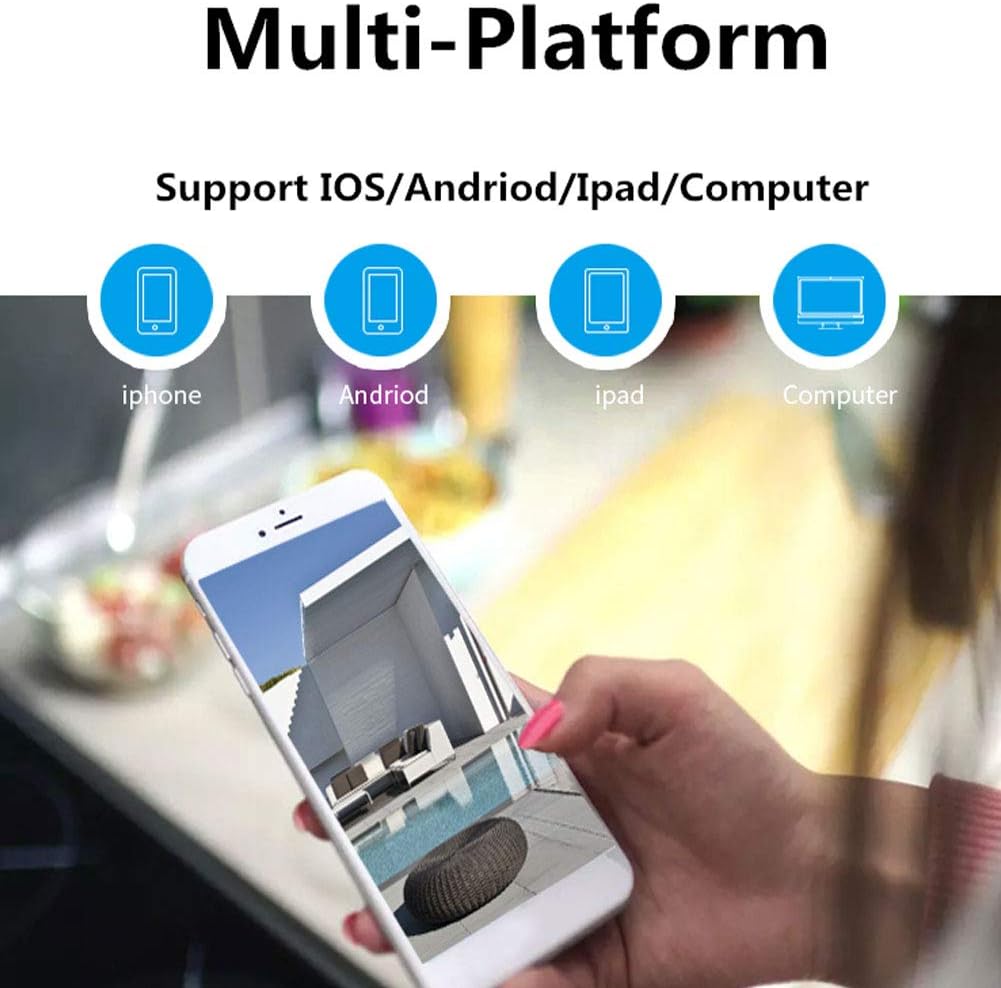 Telecamera di sorveglianza su smartphone con schermata dell’app in mano