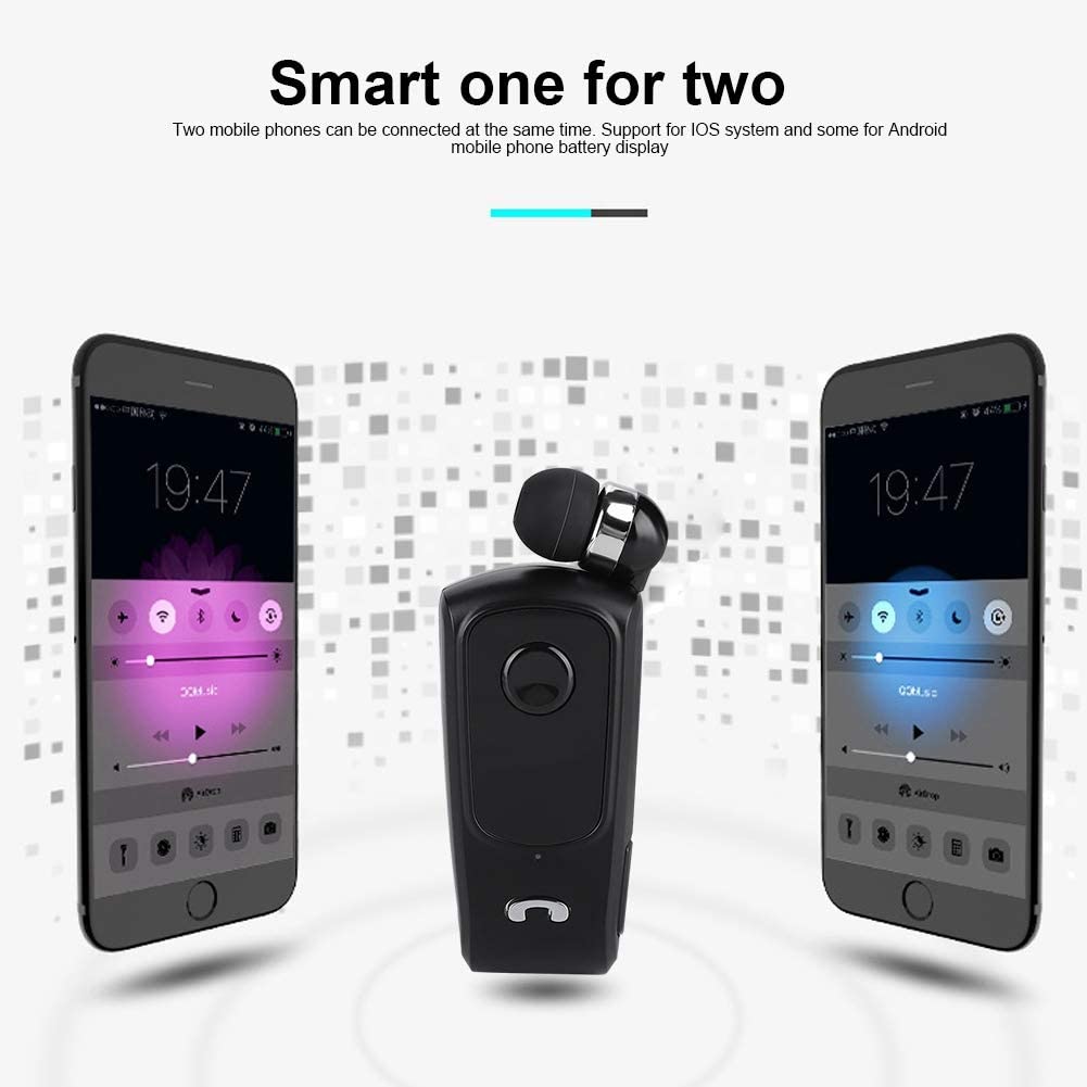 Trasmettitore auricolare Bluetooth nero con clip e due smartphone davanti