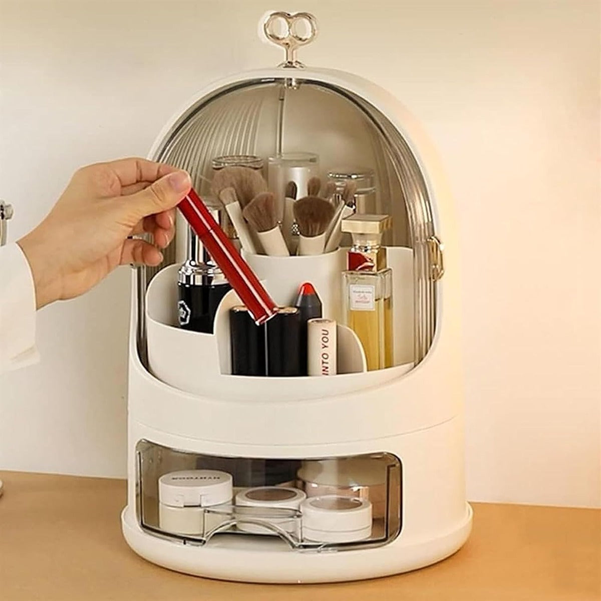 Organizer cosmetici con base bianca e cupola trasparente dorata, cassetti estraibili
