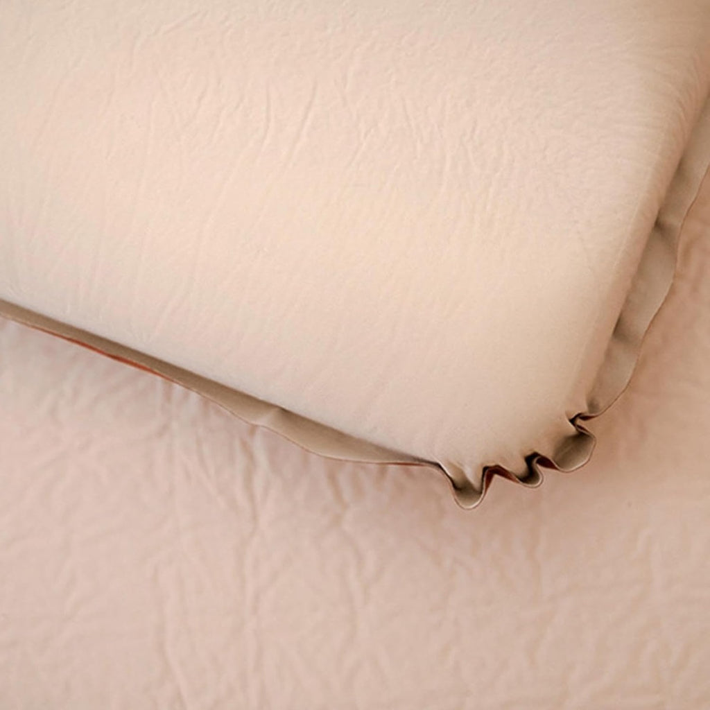 Cuscino gonfiabile beige, bordo arricciato e cucitura laterale