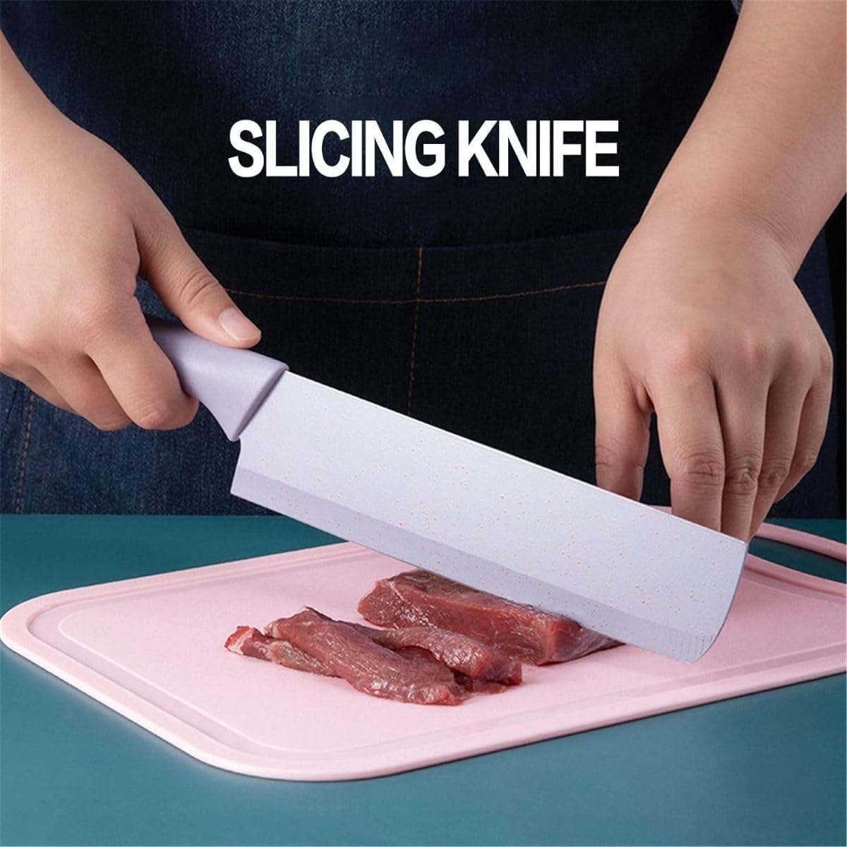 Coltello da cucina con lama chiara e manico rosa, mentre affetta carne su tagliere