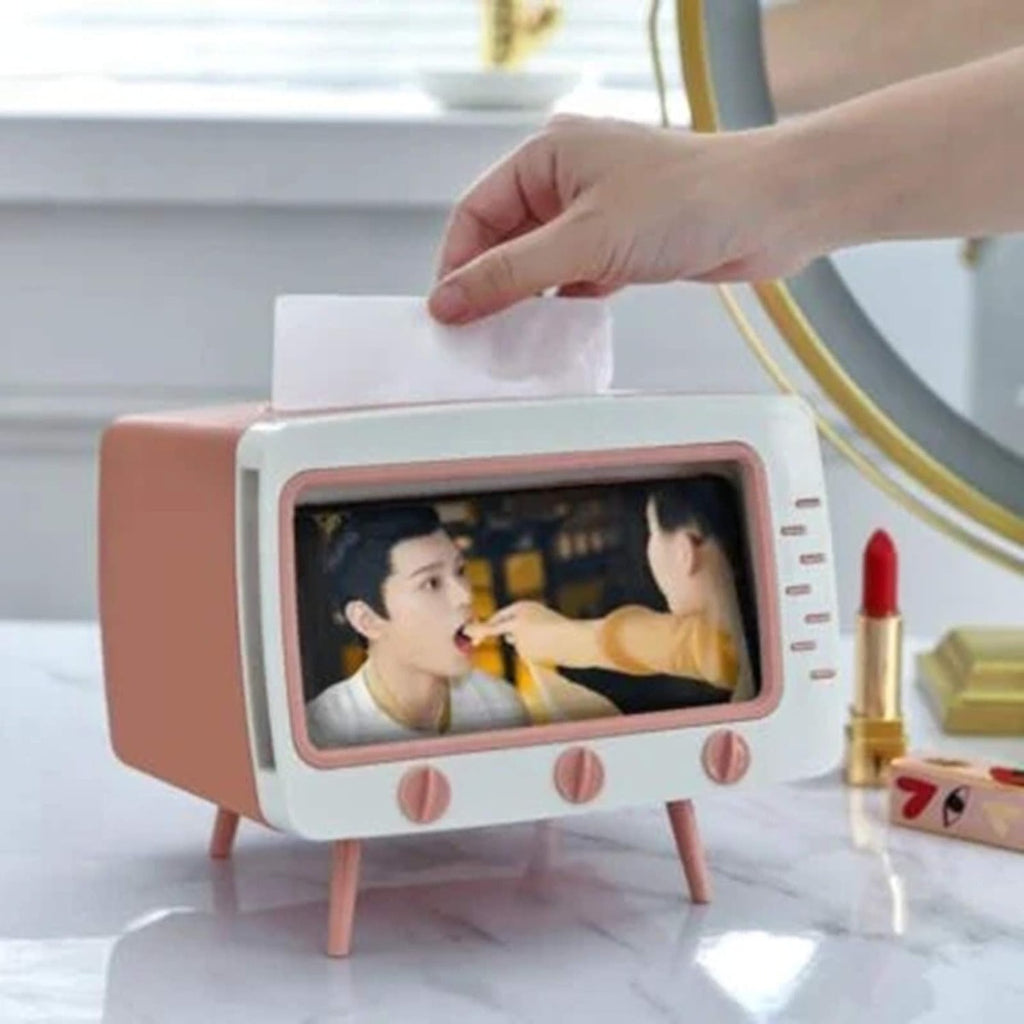 Porta fazzoletti a forma di TV bianco e rosa, mano inserisce un fazzoletto sopra