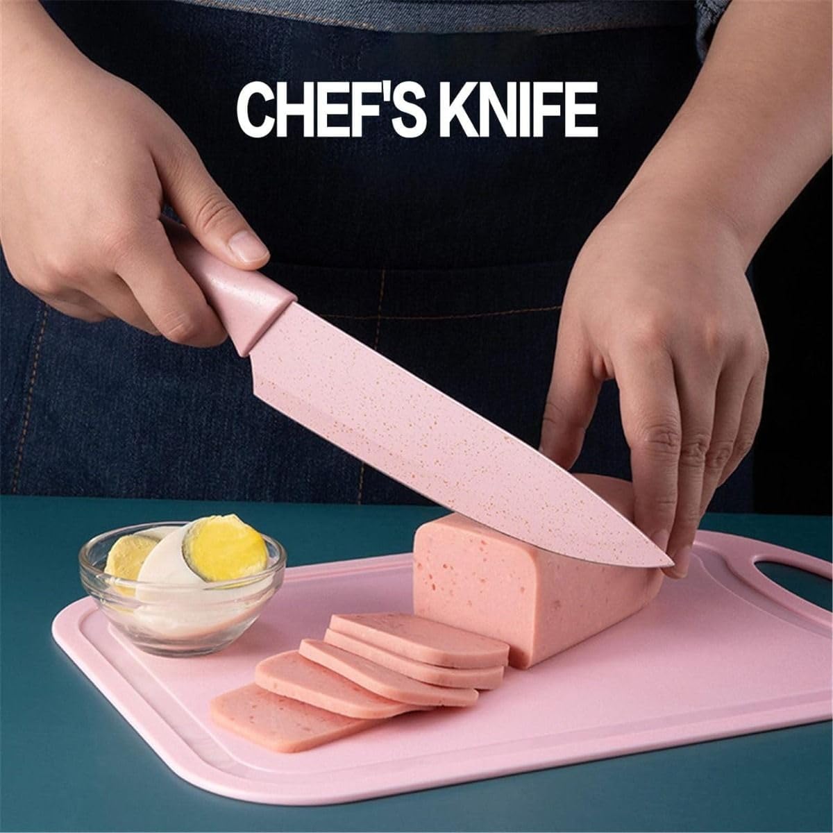Coltello da chef con lama chiara e manico rosa, affettando ingredienti su tagliere
