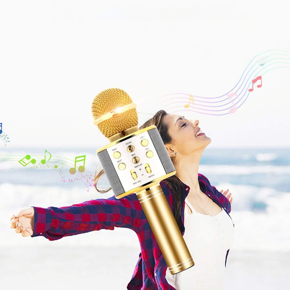 Microfono karaoke wireless con griglia dorata e manico oro, tenuto vicino alla bocca.