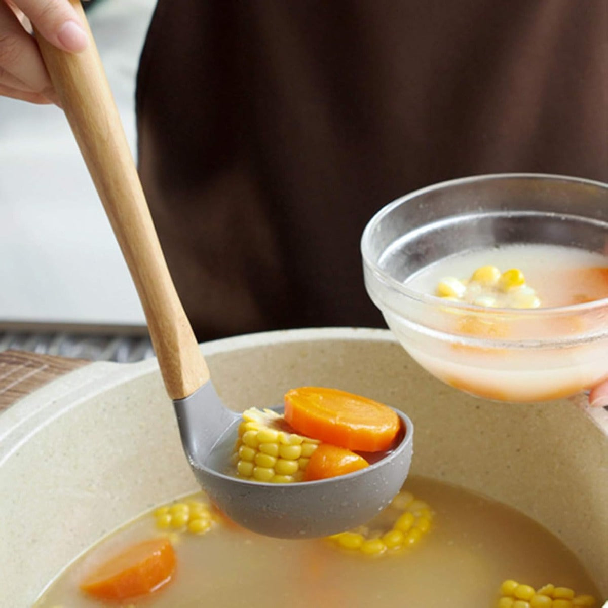 Mestolo/servicucchiaio in silicone grigio con manico in legno, con verdure