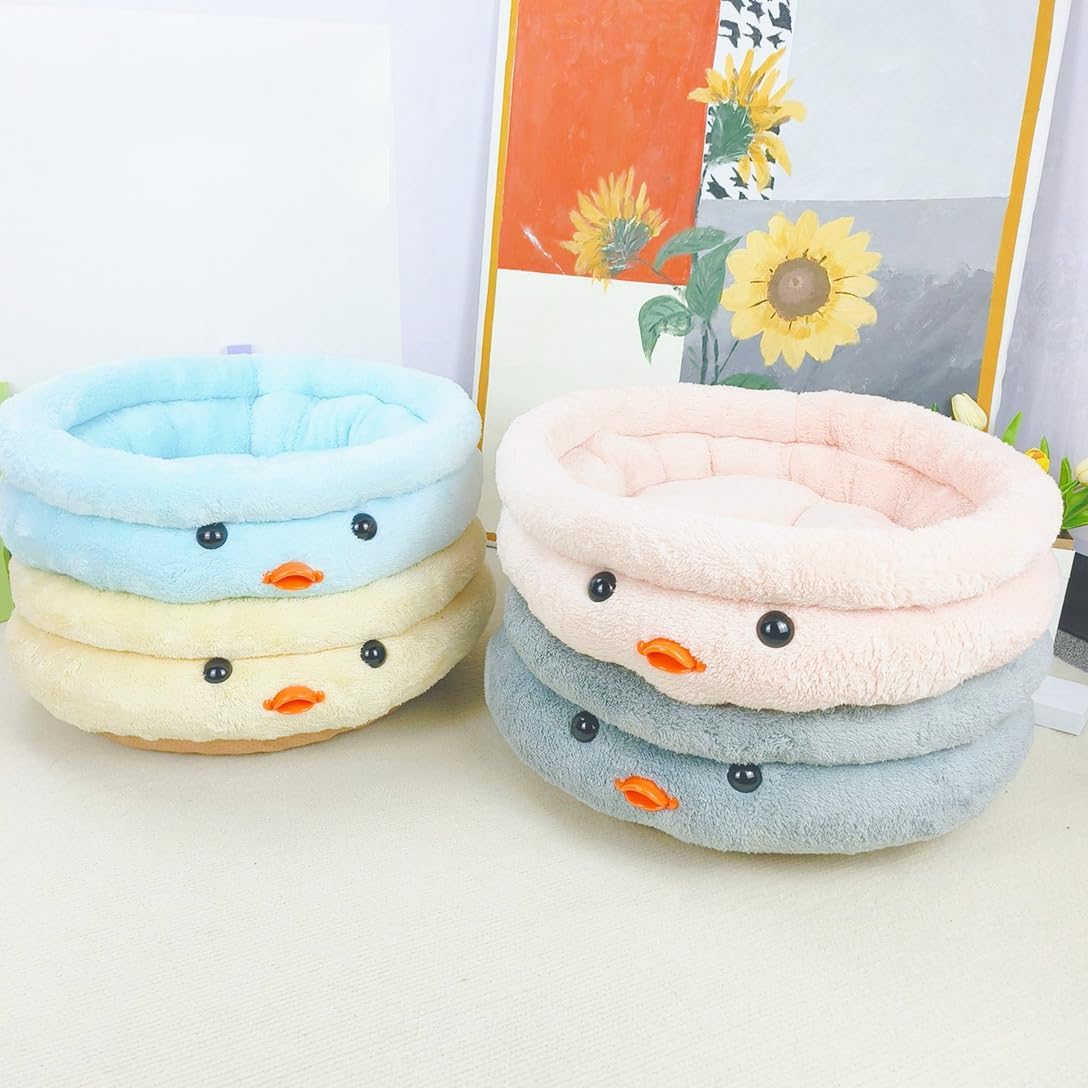 Due cucce rotonde per animali in peluche: azzurro e beige con occhi e beccuccio arancione