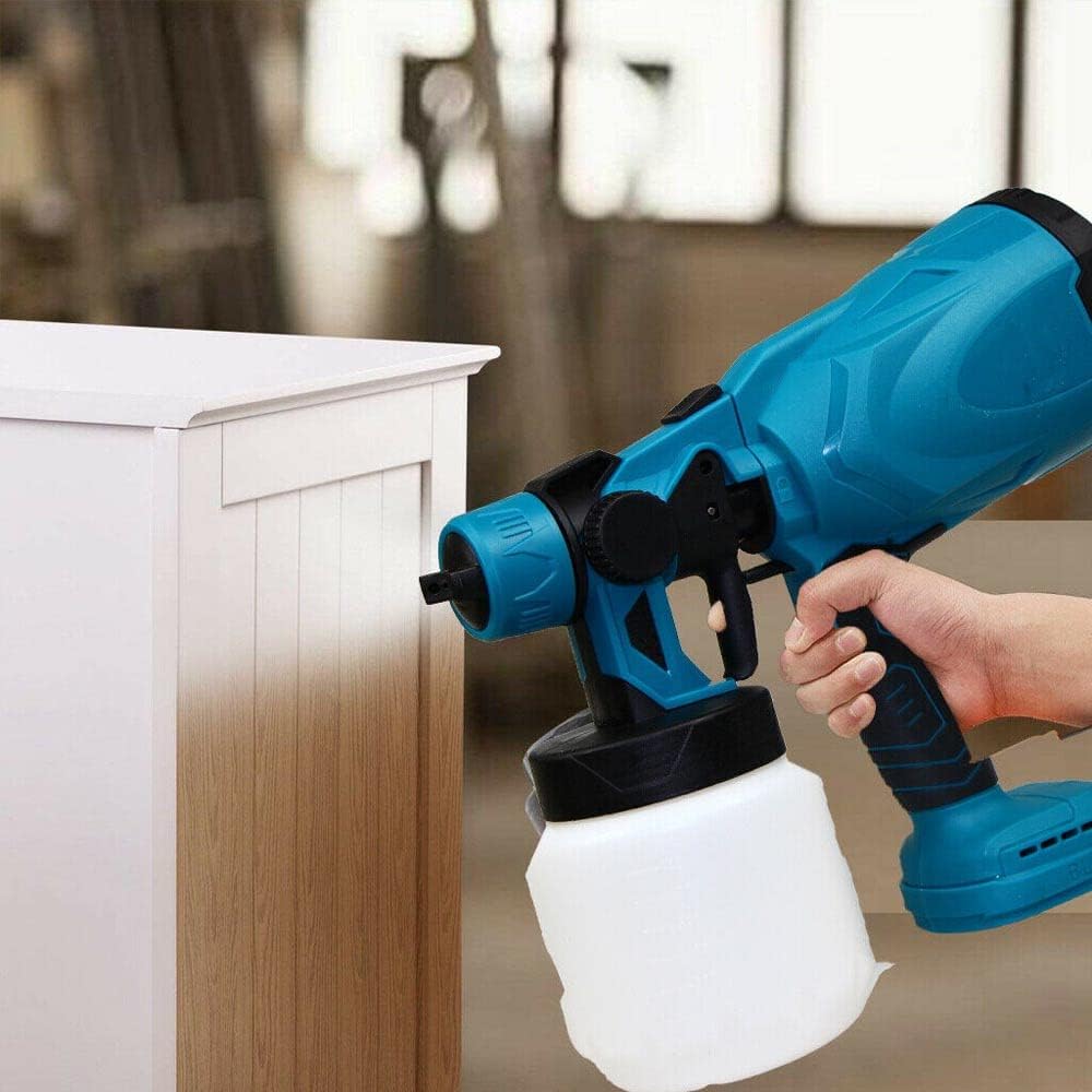 Pistola a spruzzo elettrica azzurra con serbatoio bianco, spruzzatura su mobile bianco