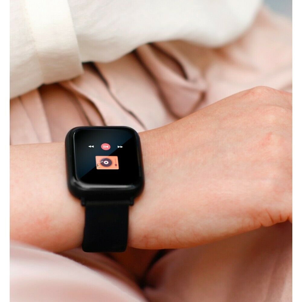 Smartwatch nero su polso, display scuro con schermata icone e strumenti
