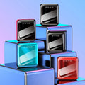 Power bank compatto con display LED quadrato, scocca scura e cavi integrati