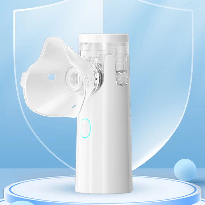 Nebulizzatore ultrasuoni bianco con maschera facciale trasparente e serbatoio trasparente.