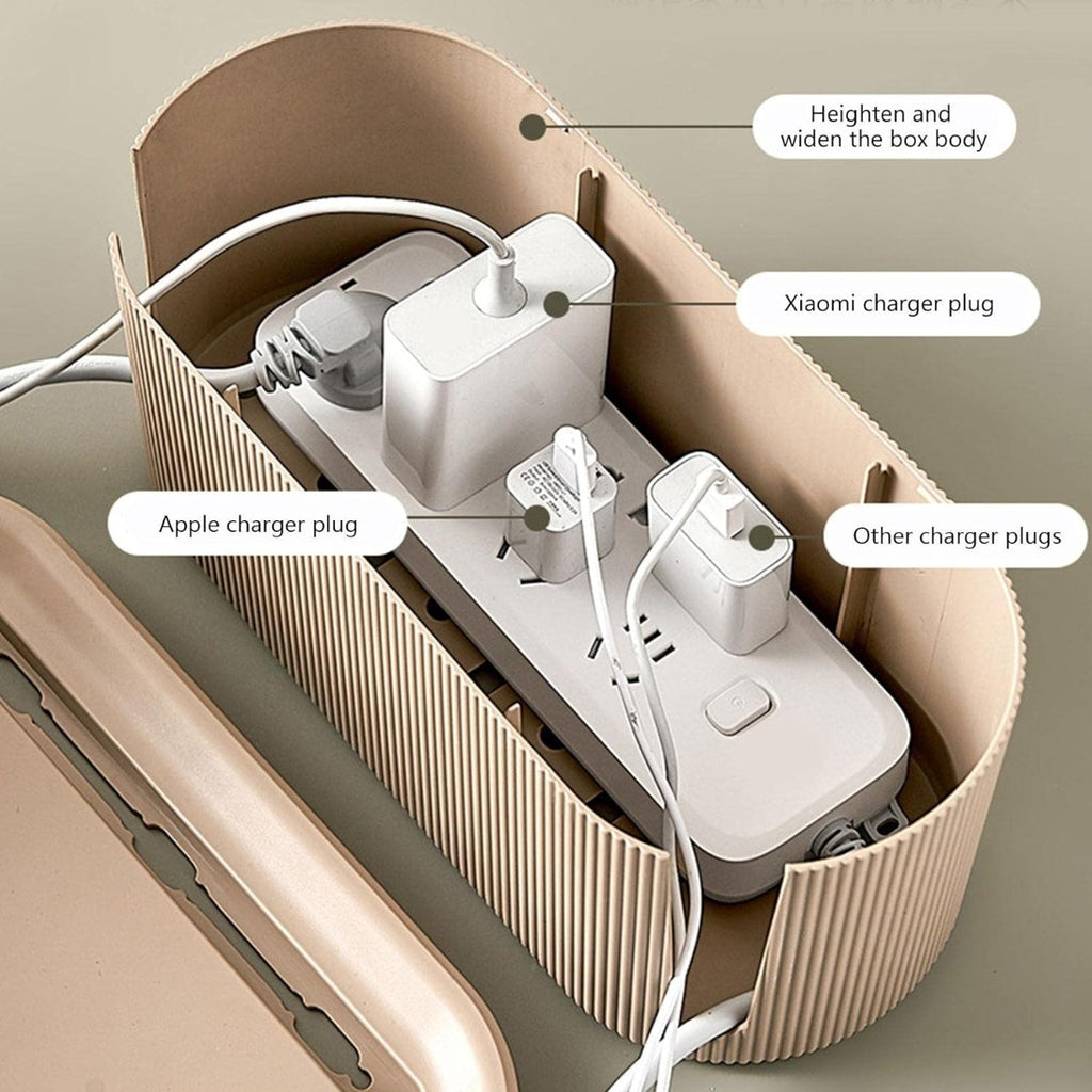 Scatola organizer beige per cavi con coperchio aperto e caricabatterie alloggiati all’interno