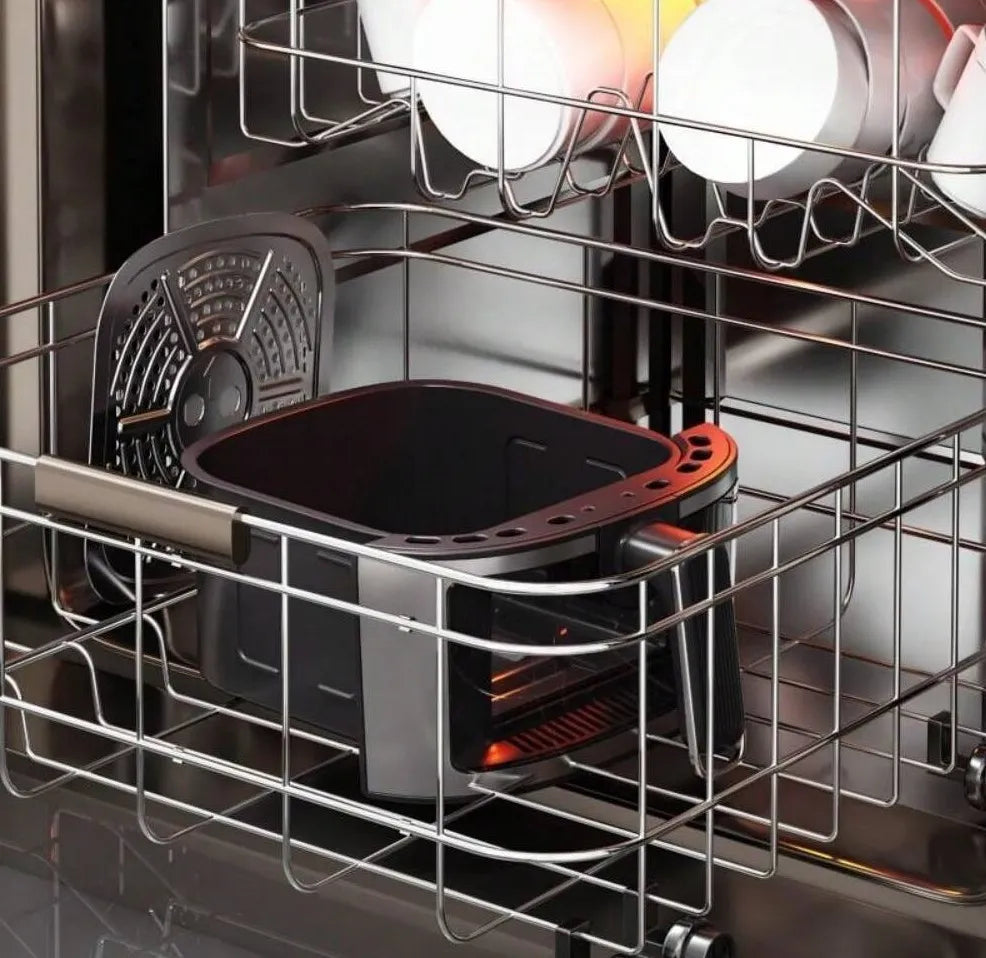 Cestello estraibile nero della friggitrice ad aria, con interno traforato e manico