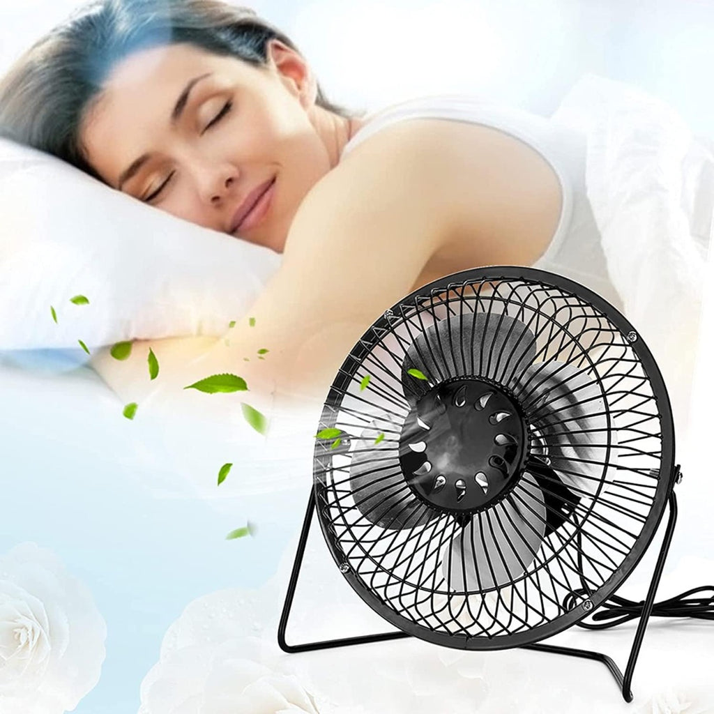 Mini ventilatore da tavolo metallico nero con griglia circolare e piedini di appoggio.